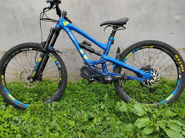 Full-suspension blu enduro