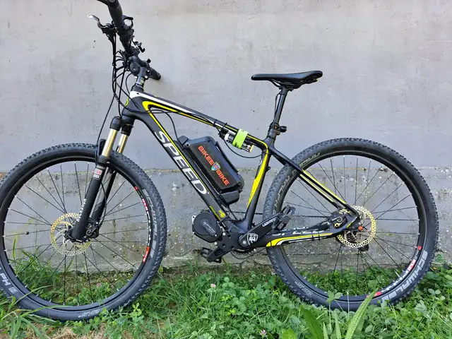 Full-suspension nera e gialla