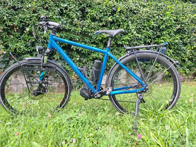 Bici da trekking ciano